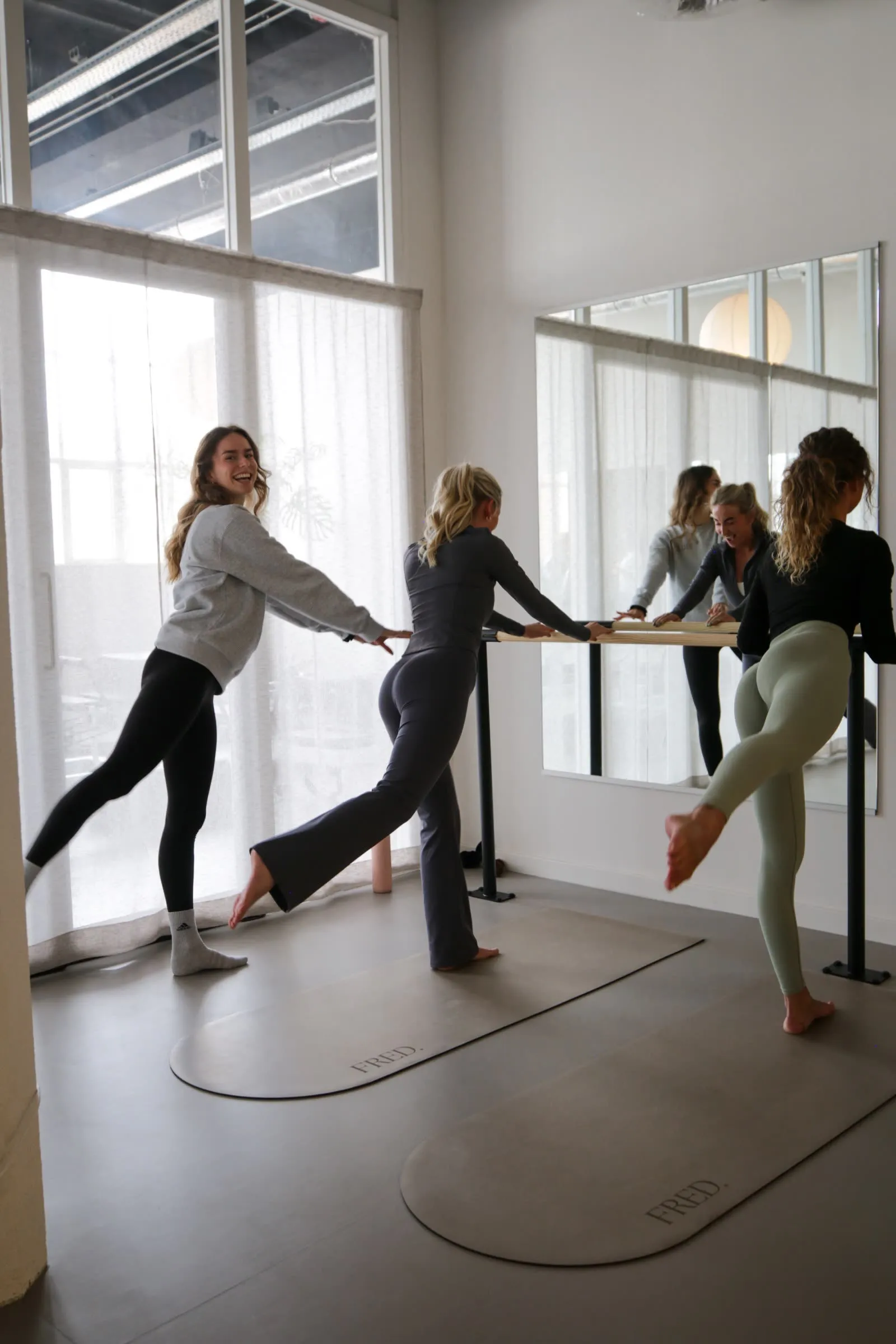 Deelnemer aan de barre tijdens een Barre les bij FRED. Health Studio