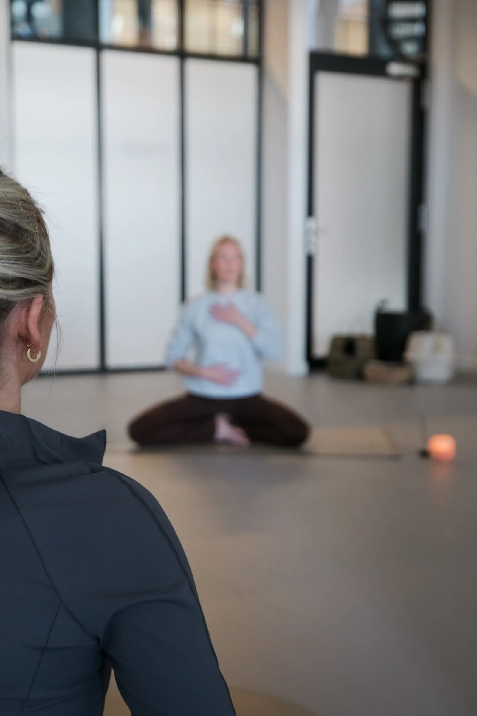 Rustige Evening Flow Yoga les bij FRED. Health Studio