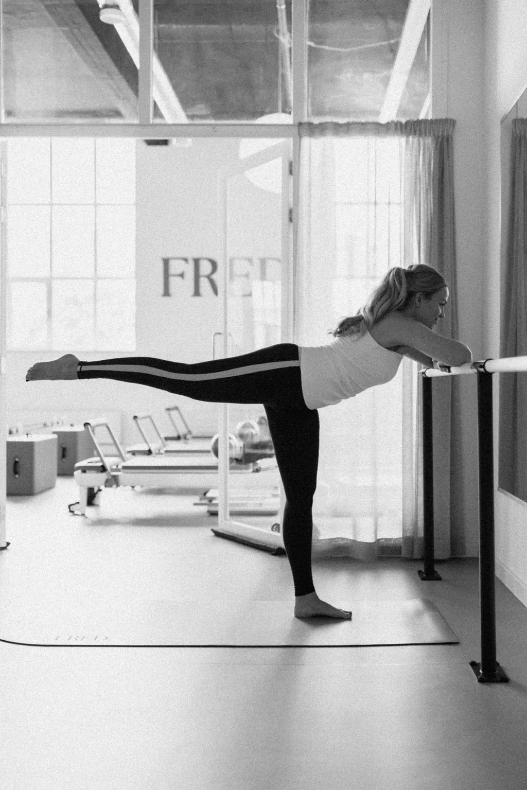Frederique Huisman aan de barre in de studio