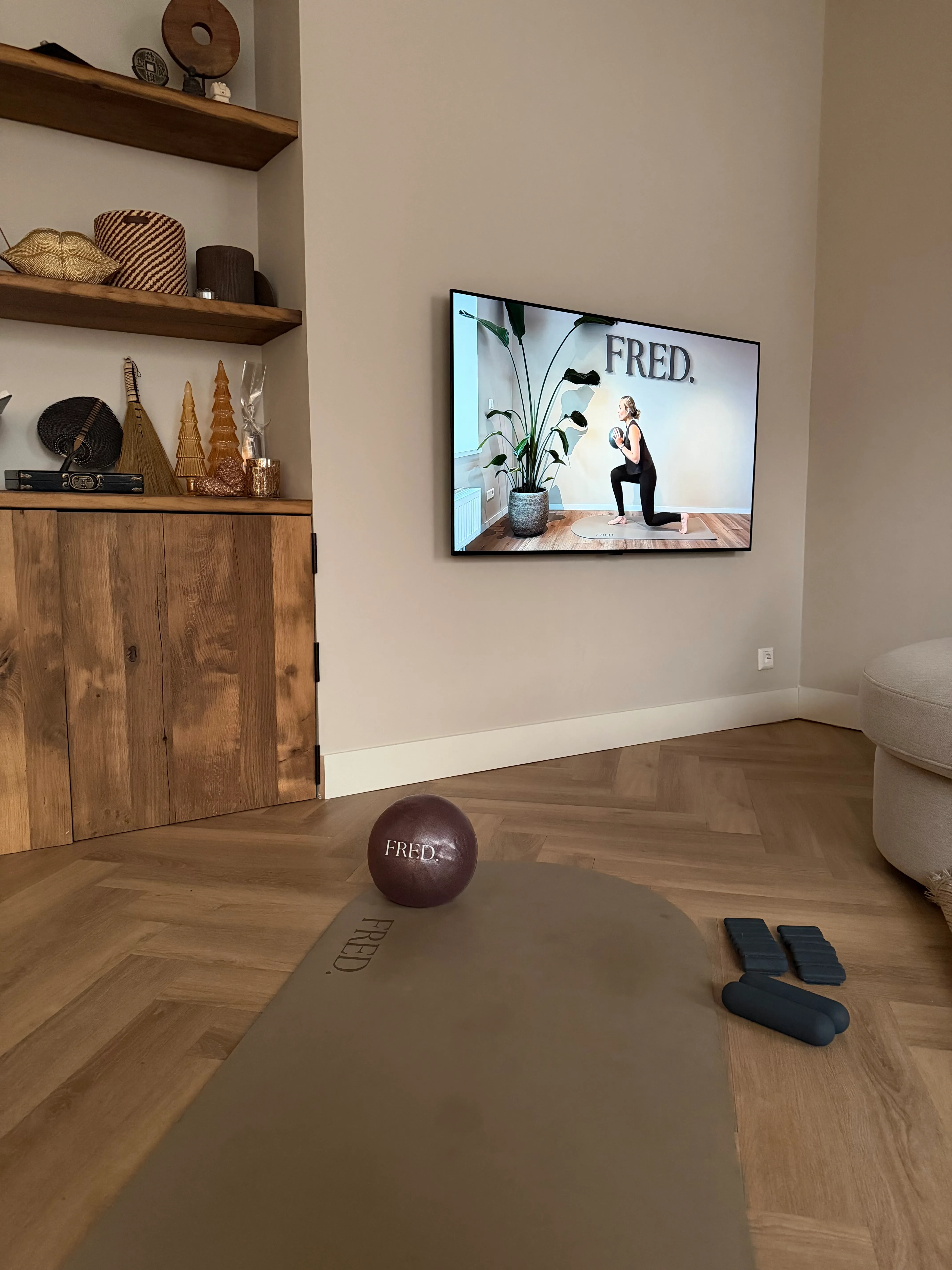 Vrouw traint thuis met FRED. Health at Home